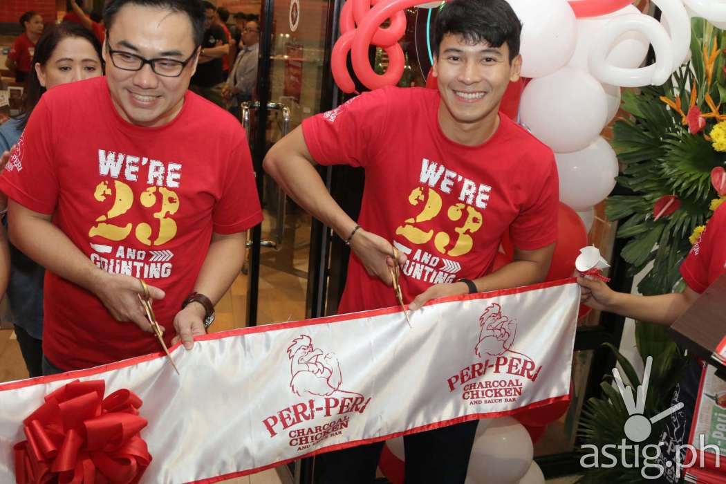 Bryan Tiu and Enchong Dee officiate the ribbon cutting to open the newly-relocated Peri-Peri Charcoal Chicken and Sauce Bar branch at the Venice Grand Canal Mall, McKinley, BGC.