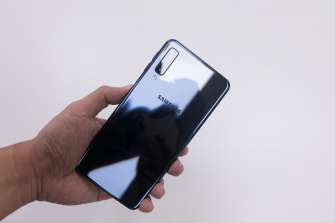 Back handheld diagonal - Samsung Galaxy A7 (Philippines)