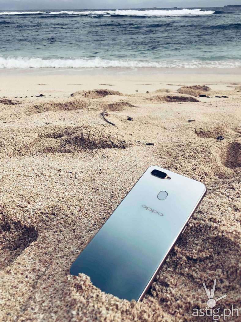 OPPO F9 Jade Green on sand