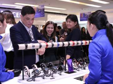 SM AVP Ian Mathay & Gear Table - Samsung flagship store Manila Philippines