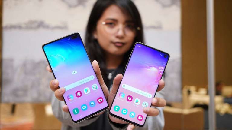 Samsung Galaxy S10 and Samsung Galaxy S10 Plus front showing Infinity-O screen