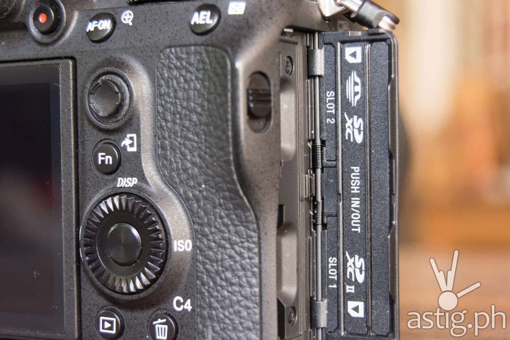 Dual SD card slot for more storage - Sony A7R III (Philippines)
