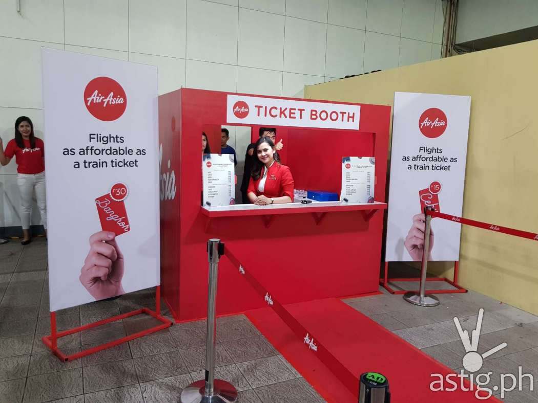 Commuter were surprise when they saw an AirAsia ticketing booth at the MRT-3 Ayala Station