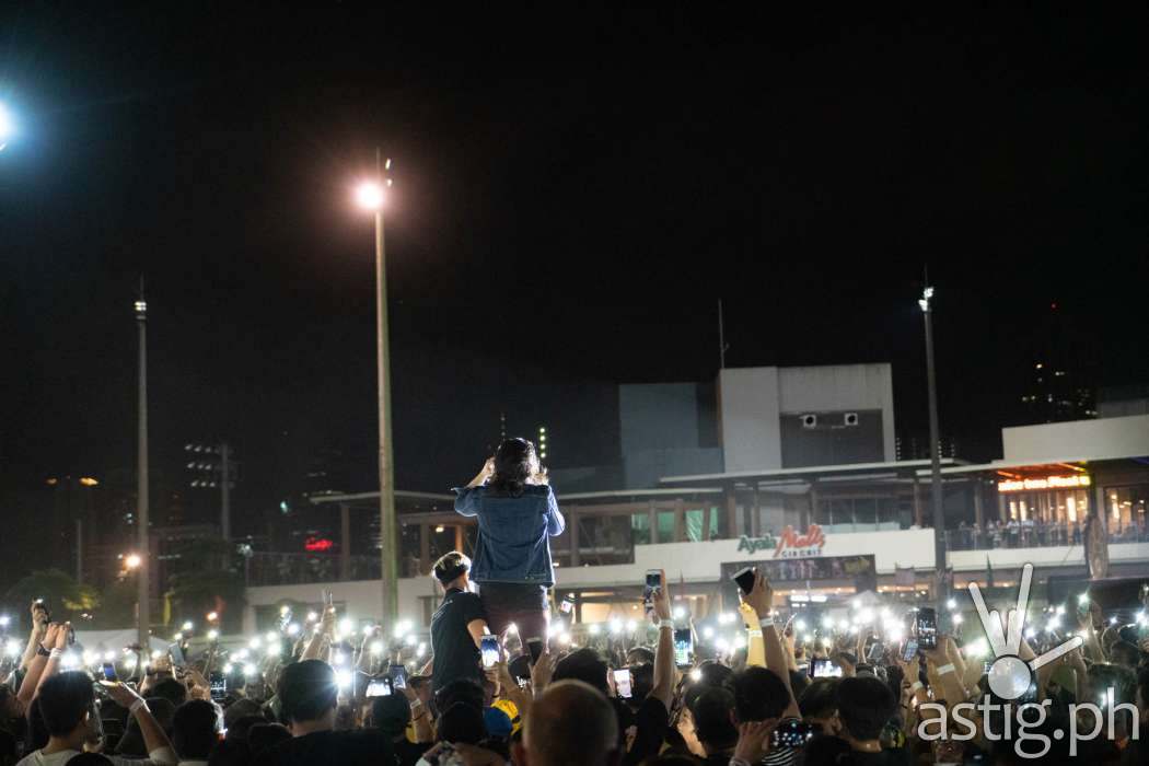 Yael tells the crowd to take out their smartphones - Rakrakan 2019