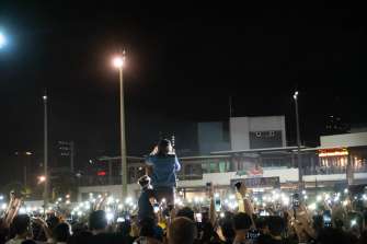 Yael tells the crowd to take out their smartphones - Rakrakan 2019