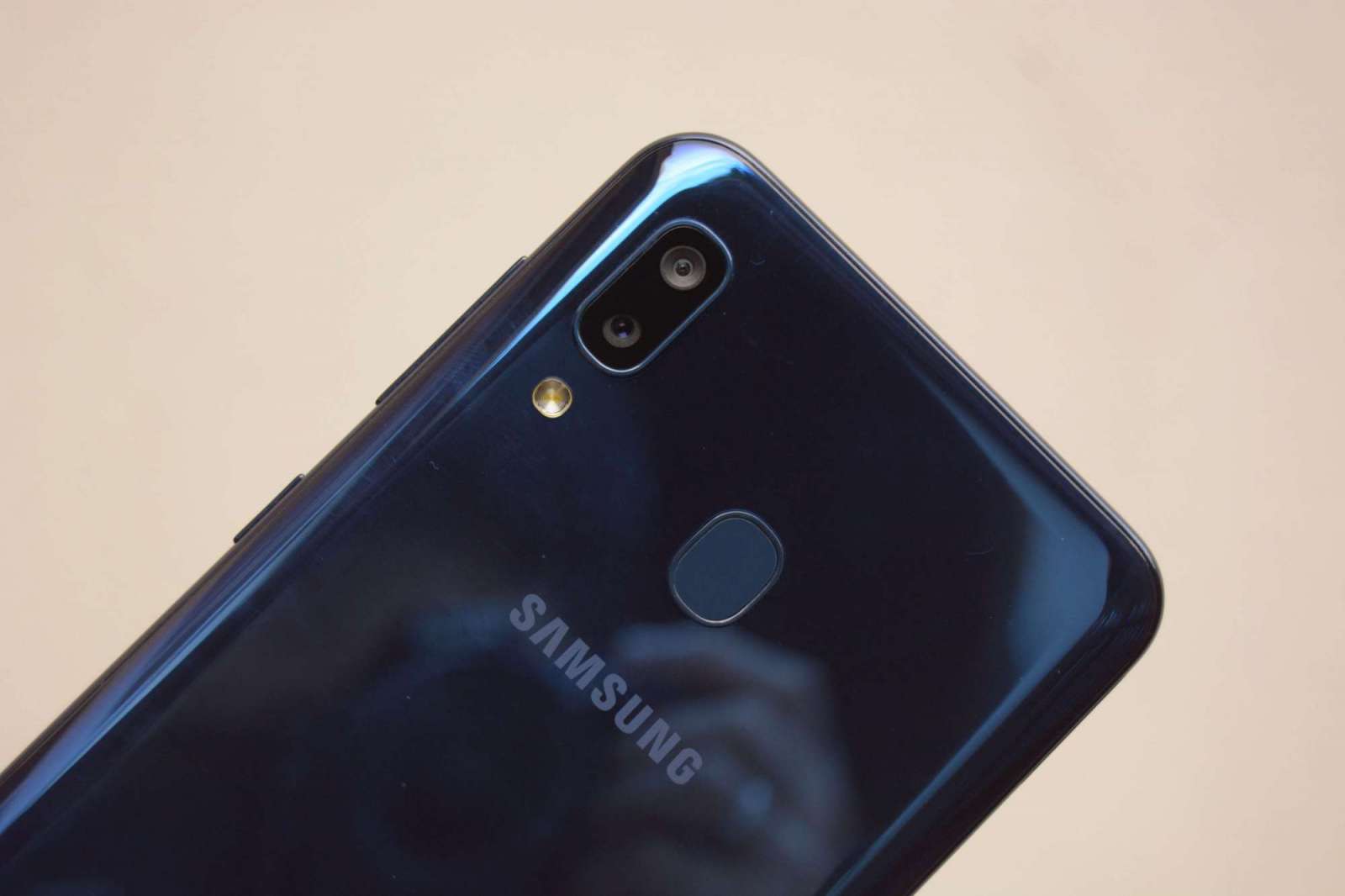 Main camera, fingerprint sensor - Samsung Galaxy A20 (Philippines)