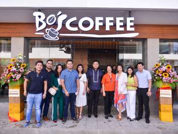 Bo's Coffee Surigao owners Darryl and Tracy Laurente (center) with the team