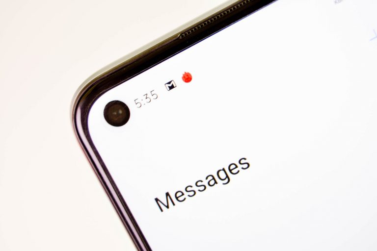 In-display selfie punch hole display - realme 6 (Philippines)