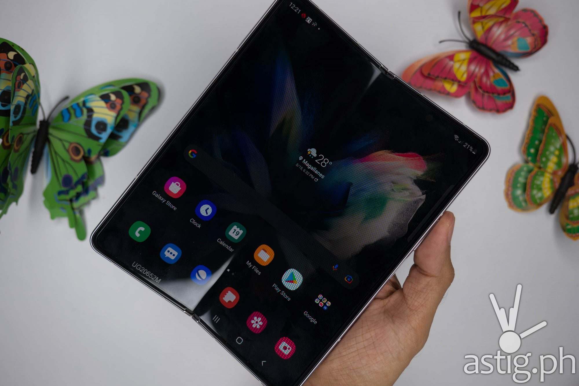 Handheld open - Samsung Galaxy Z Fold3 (Philippines)