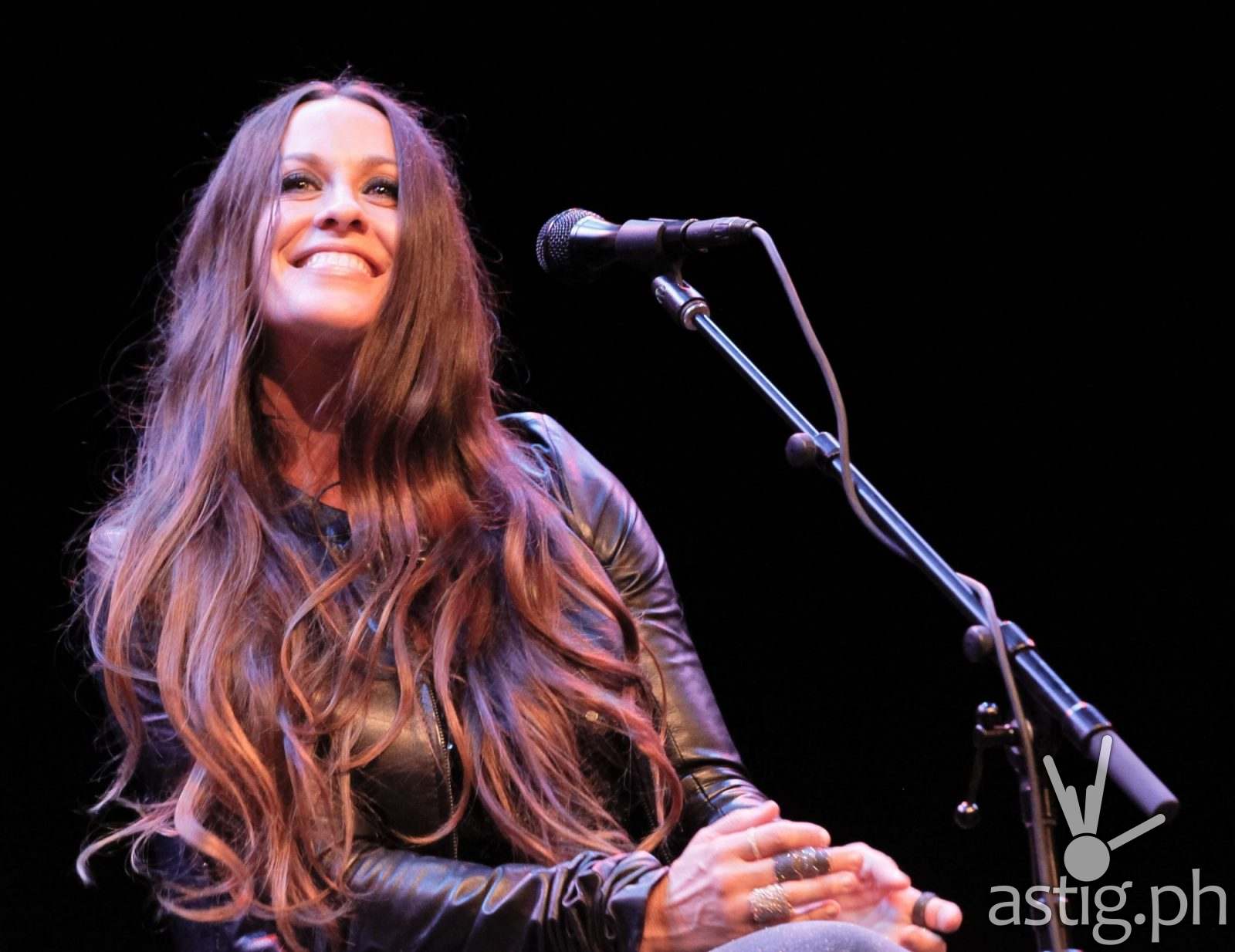 All Systems Go for Alanis Morissette's Manila Concerts Aug 1 & 2 | ASTIG.PH