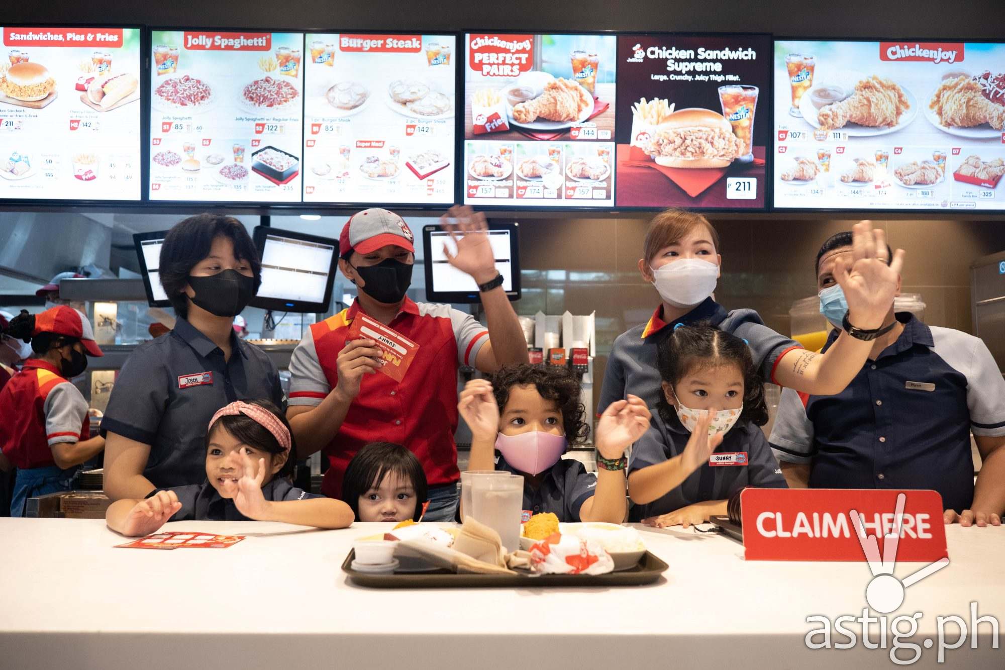 LOOK: Kids are serving Jollibee treats in the Philippines