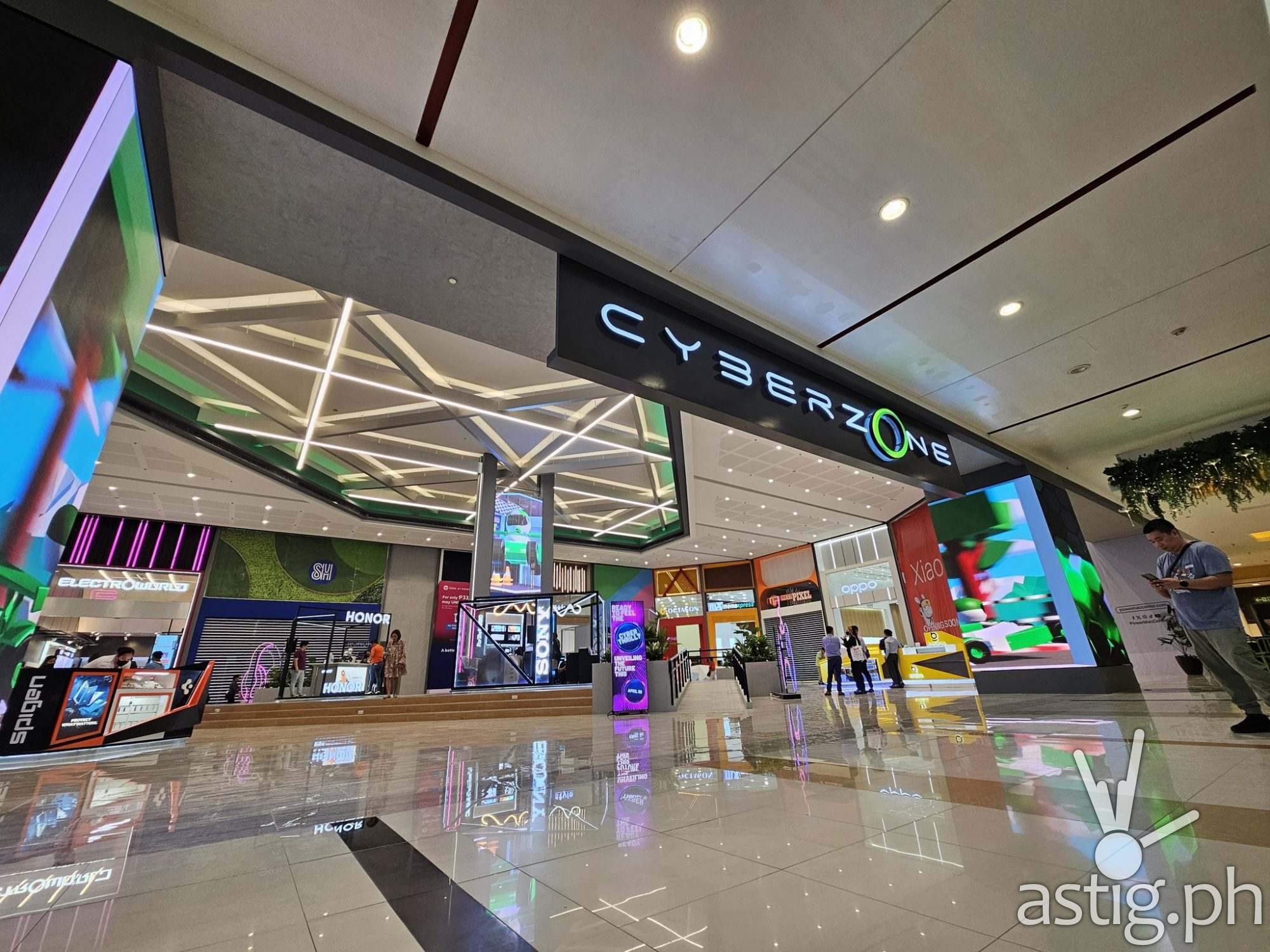 Cyberpunk vibes at the new SM Marikina Cyberzone