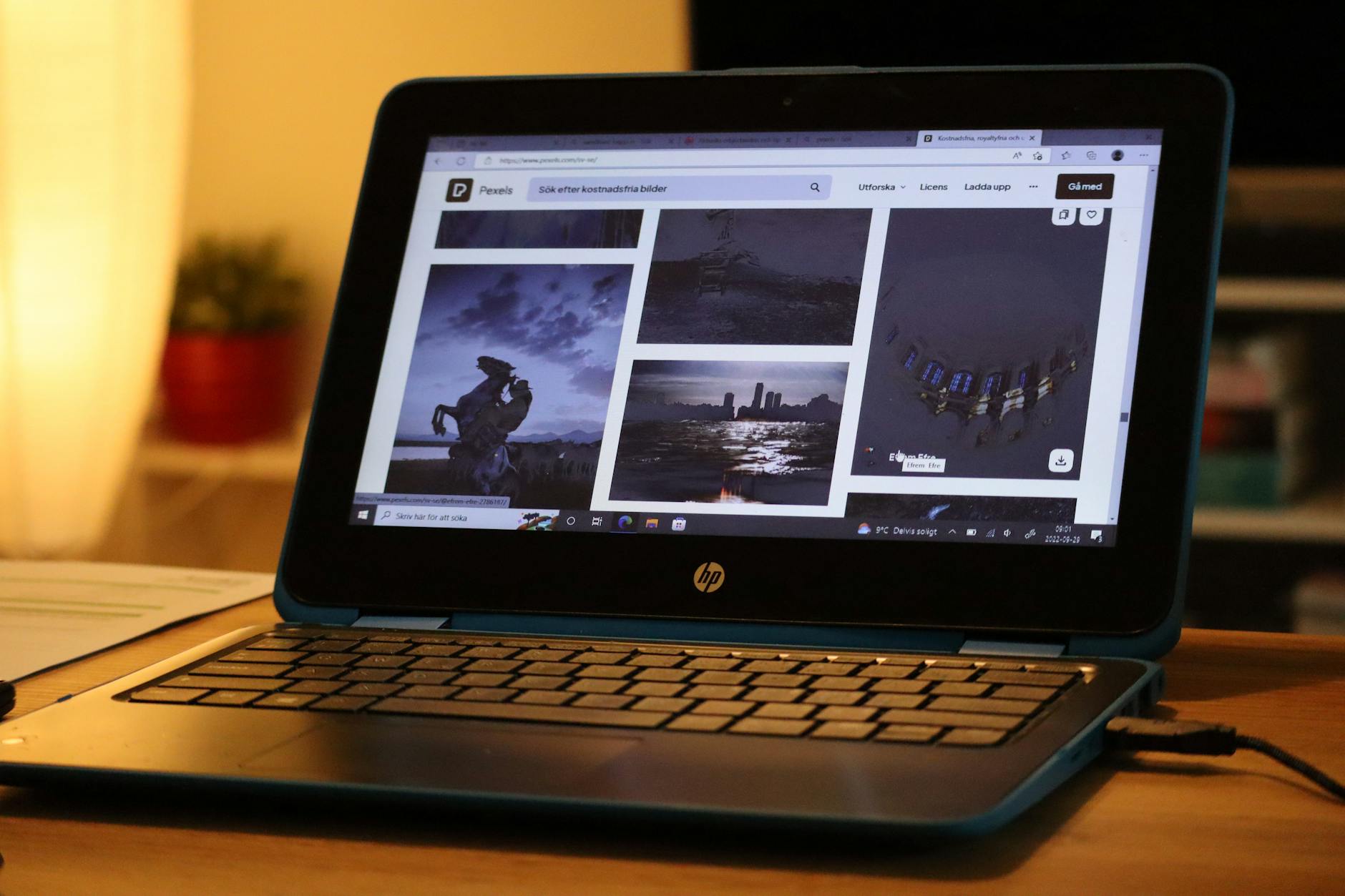 black and silver hp laptop computer