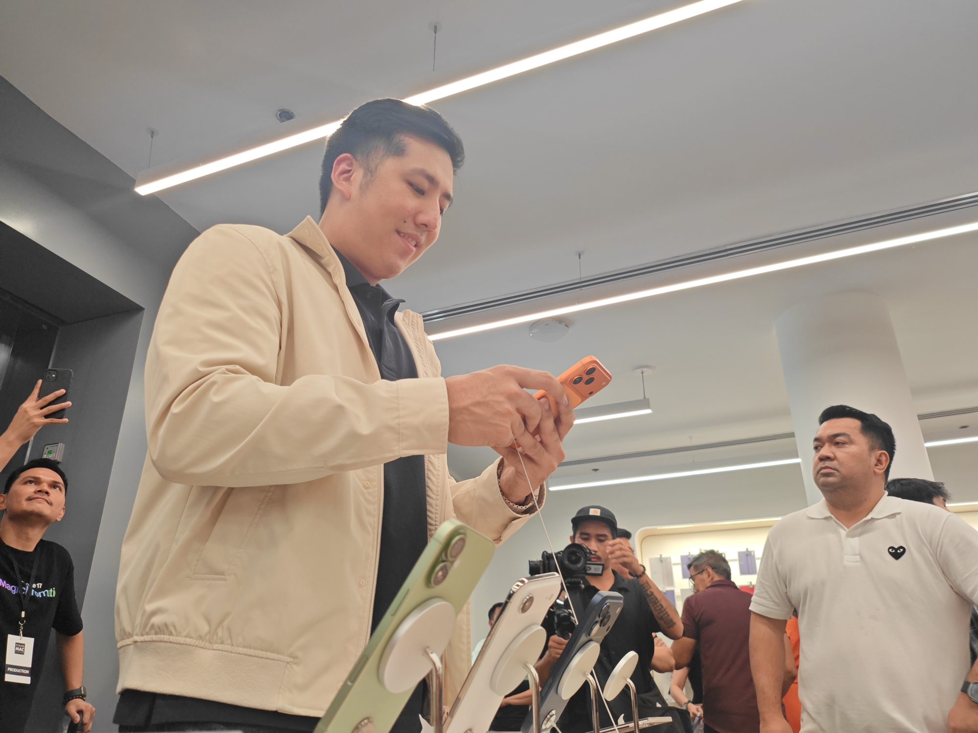 iPhone 17: In the Philippines, 600 fans line up as early as Saturday for Friday midnight launch