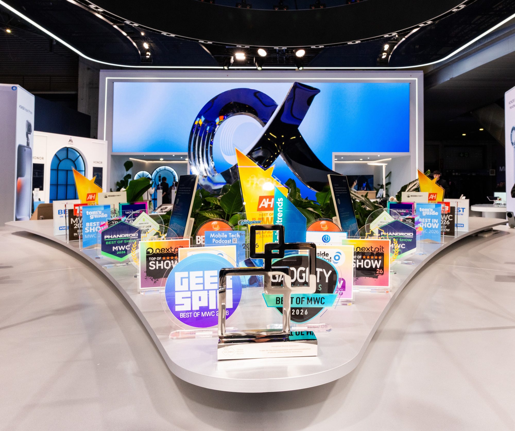 HONOR leads MWC 2026 with robot phone innovation, Magic V6 foldable, clinching over 70 media awards