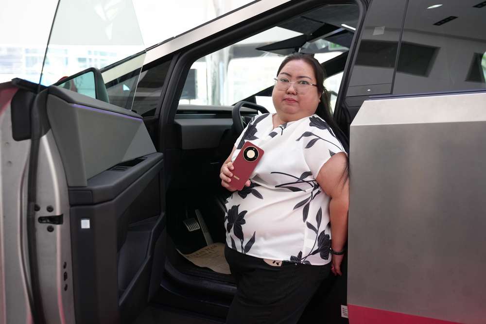 She bought 10 HONOR X9d 5G units — and drove home a Tesla Cybertruck