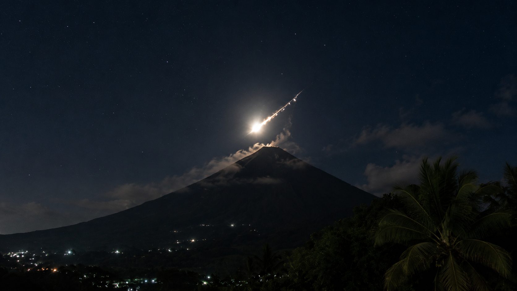 A meteor lit up the sky over Mayon Volcano Sunday night — here’s what actually happened