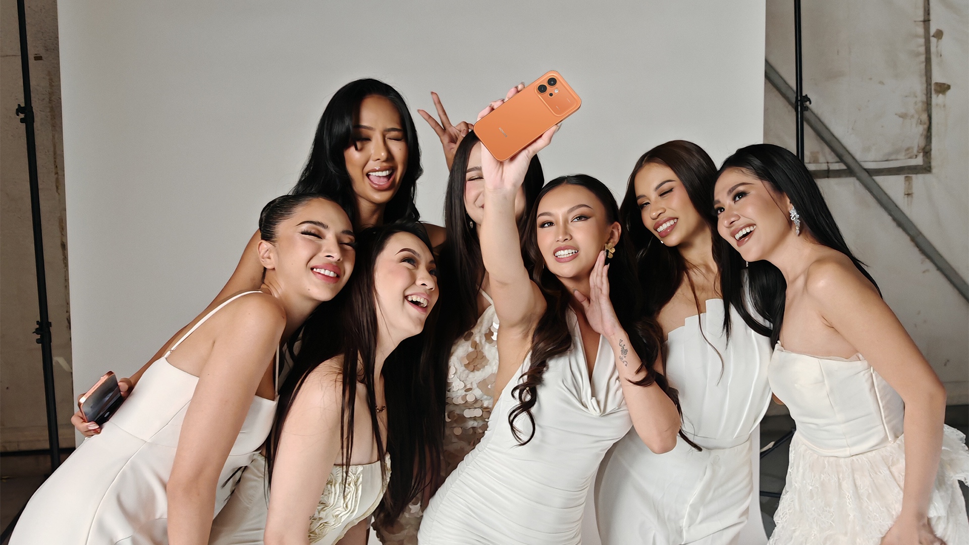 HONOR 600 sneaks into Miss Universe PH shoot
