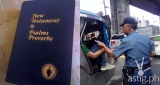 VIRAL: Why is this Policeman stopping drivers to hand out free Bibles?